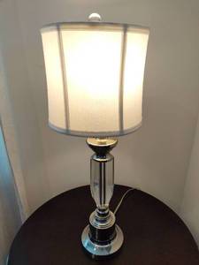 lot 32 image: Glass & Brushed Nickel Table Lamp