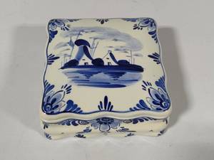 lot 50 image: Delft Square Trinket Box wLid