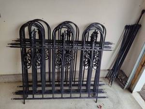 lot 122 image: Metal Fencing wRods