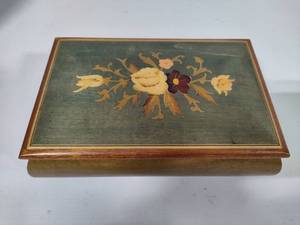 lot 102 image: Sorrento Wood Jewelry Music Box