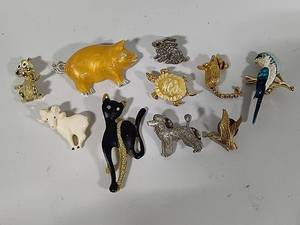 lot 99 image: Assorted Animal PinsBrooches