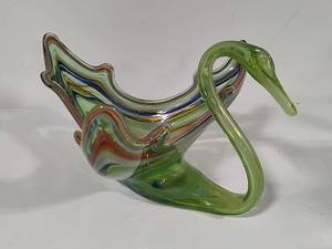lot 5 image: Sooner Stunning Blown Glass Swan