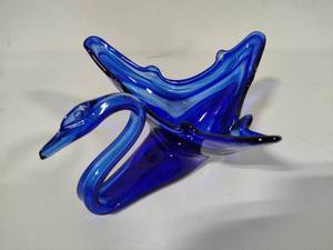 lot 29 image: Sooner Swirled Blue Glass Art Swan