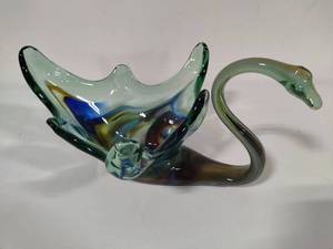 lot 33 image: Sooner Art Glass Swan Bowl