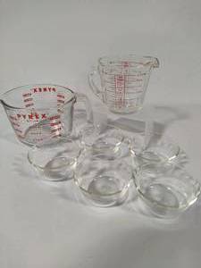 lot 136 image: Glass Pyrex Measuring Cups & Custard Cups (5)