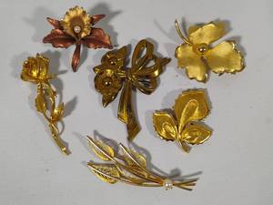 lot 93 image: VIntage Gold Tone Floral Brooches