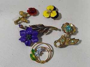lot 81 image: Floral Brooches incl Joan Rivers, Krementz  More