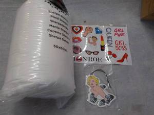 lot 209 image: Bedsure Marilyn Monroe Sherpa Blank...