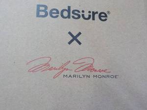 lot 210 image: Bedsure Marilyn Monroe Sherpa Blank...