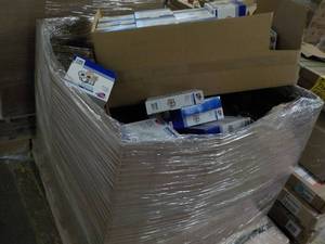 lot 221 image: Pallet Full of Carquest Filters...
