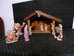 lot 3 image: Large Scale 1985 Nativity Scene with Manger.  Collectors Edition.