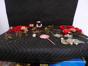 lot 11 image: Lot of 28 Christmas Tree Decorations