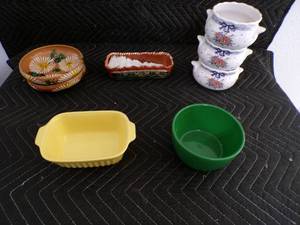 lot 27 image: Lot of 8 Popular Pottery Dishes