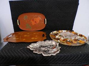lot 28 image: Lot of 5 Vintage Serving Trays