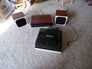 lot 35 image: Vintage RCA AMFM Radio WSpeakers & Turntable