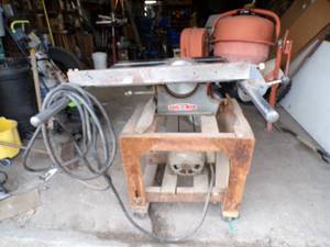 lot 61 image: Delta 10 Table Saw with Dado Set