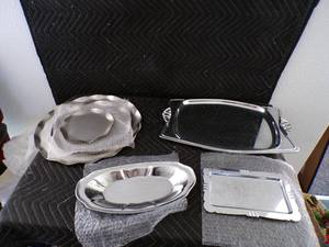 lot 29 image: Lot of 6 Large & Small Serving Trays