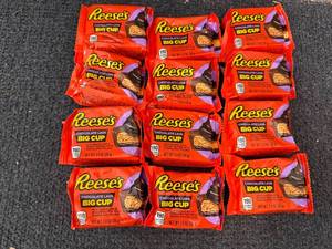 lot 220 image: 12 ResseS Chocolate Lava Big Cups