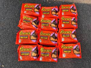 lot 221 image: 12 ResseS Chocolate Lava Big Cups