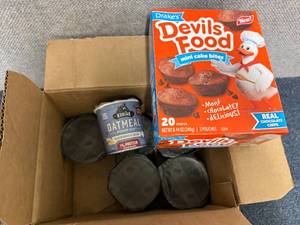 lot 145 image: 6 Kodiak Oatmeal Cups And Pack Of Mini Cake Bites