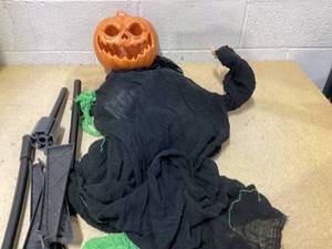 lot 432 image: Pumpkin Head Prop Haunted House Decoration