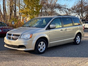 lot 30 image: 2012 DODGE GRAND CARAVAN SXT No Accidents (NO RESERVE)