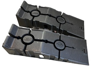 lot 22 image: Pair of RhinoRamps Plastic Vehicle Service Ramps