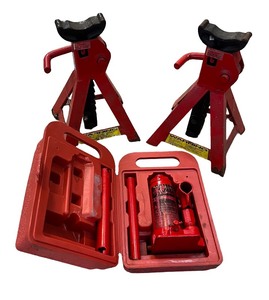 lot 40 image: Pair of Red Jack Stands and 2 Ton Hydraulic Bottle Jack with Case