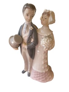 lot 123 image: Lladro Porcelain Bride and Groom Figurine