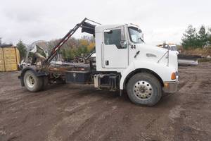 2006 Kenworth T-300 Roll Off Hook Truck