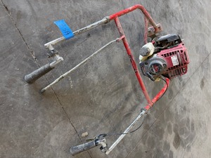 lot 55A image: Magic Screed  with Honda 4-stroke for single operator strike-off of concrete