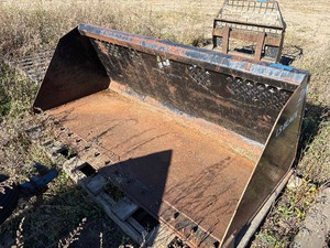 lot 32 image: 8 Snow Bucket