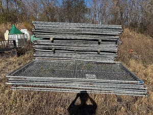 lot 39 image: Temporary chain-link fence panels. Construction chain link fence panel base supports.