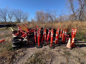 lot 154 image: Traffic Delineator Posts with stands and some cones