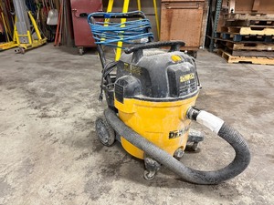 lot 183 image: DeWalt 14-gallon wetdry vac and attachments, DXV14P