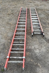 lot 207 image: Louisville Heavy-Duty Fiberglass Extension Ladder 32 300 LB capacity. Unknown brand approx 21