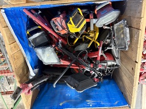 lot 240 image: Work lights many are by Husky