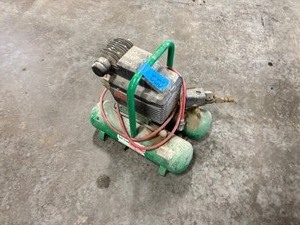 lot 222 image: Interchange Air Compressor MK200, 42 gallon, 125 PSI and hose