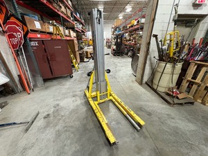 lot 108 image: Manual lift