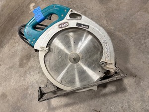 lot 145B image: Makita 5402NA corded 16 516 Circular SAW, 15 amp, 2300 RPM