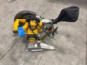 lot 331 image: Dewalt DWS713 10 compound miter saw