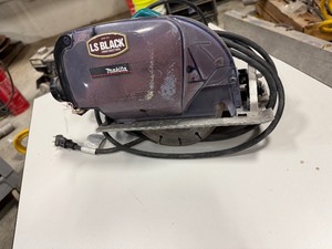 lot 334 image: Makita 5057KB 7 14 circular saw, corded, with dust collector