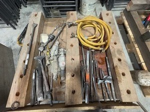 lot 415 image: Pneumatic chipper bodies, chisels, hoses