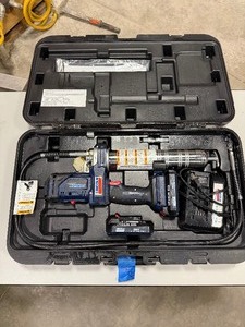 lot 225A image: Lincoln Powerluber Model 1890 grease gun cordless in case with Lithium 2.5AH battery & 1870 charger