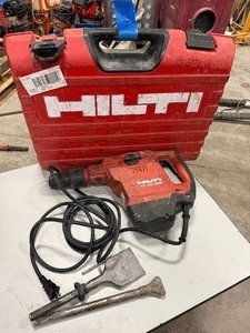 lot 255A image: Hilti TE 50-AVR, corded, rotary hammer in case (powers up) with SDS drill bit and chisels