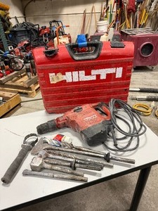 lot 245A image: Hilti TE 50-AVR, corded, rotary hammer in case with SDS drill bits, chisels, auxiliary handle.