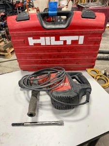 lot 110A image: Hilti TE 40 AVR corded rotary hammer in case and chisel