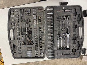 lot 411 image: Ratchet tools and combo ratchet wrenches in case, some read Husky.