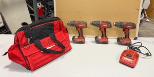 lot 522 image: (3) Hilti SFC 22-A cordless drill drivers with batteries and a charger with Hilti bag