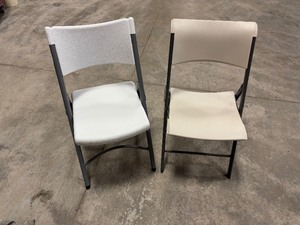 lot 422 image: (30) Plastic folding chairs with square backs